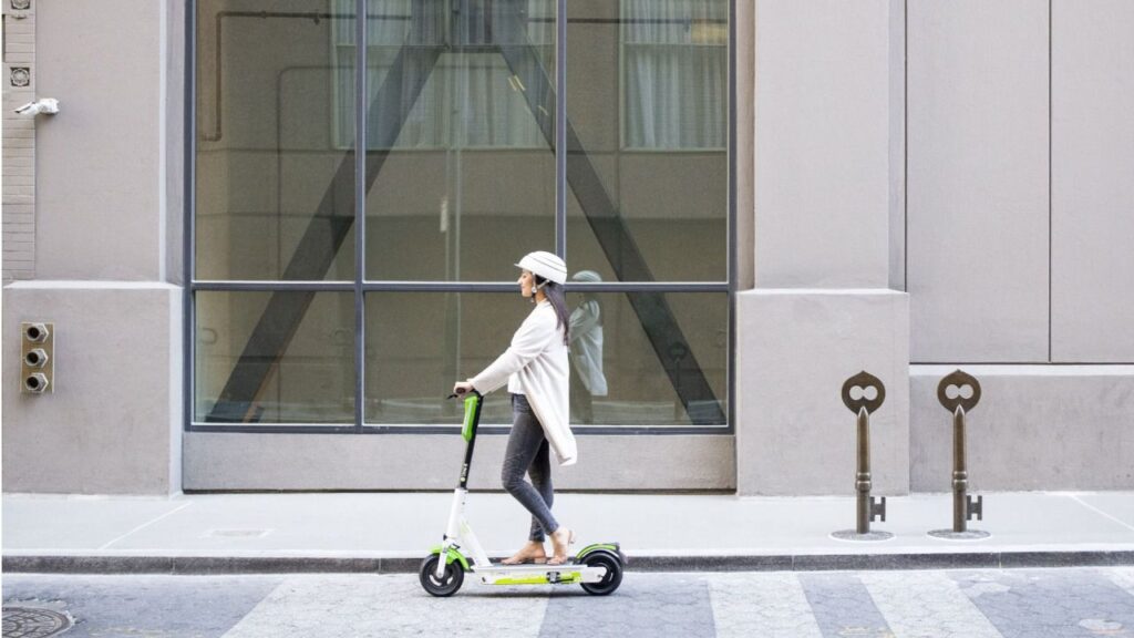 Madrid golpea al patinete eléctrico y exige a Lime, Wind y Voi que reitren su flota en 72 horas