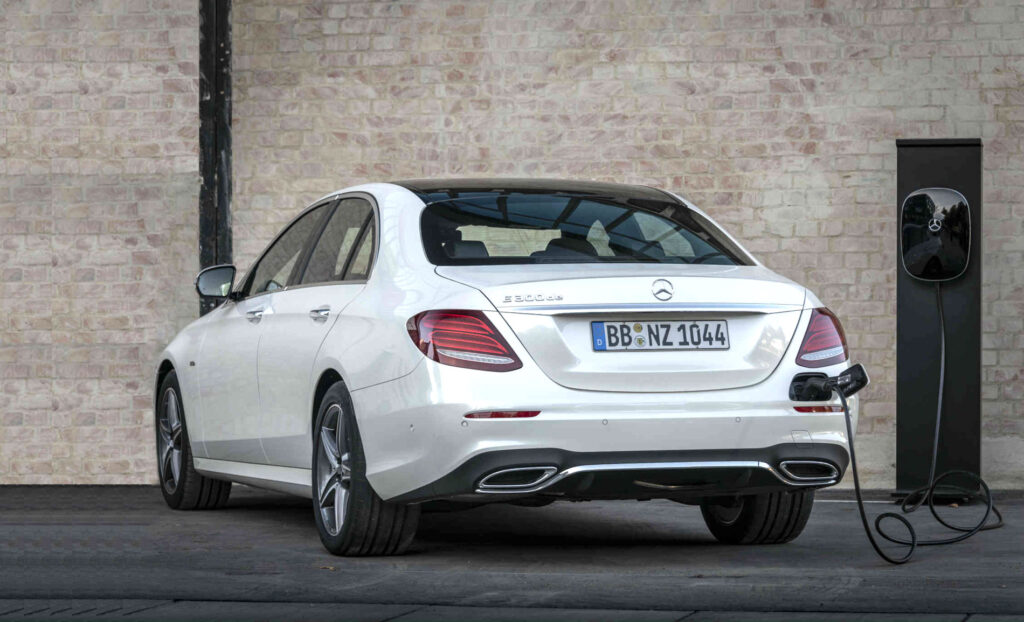 Vodafone electrificará su flota con híbridos enchufables de Mercedes