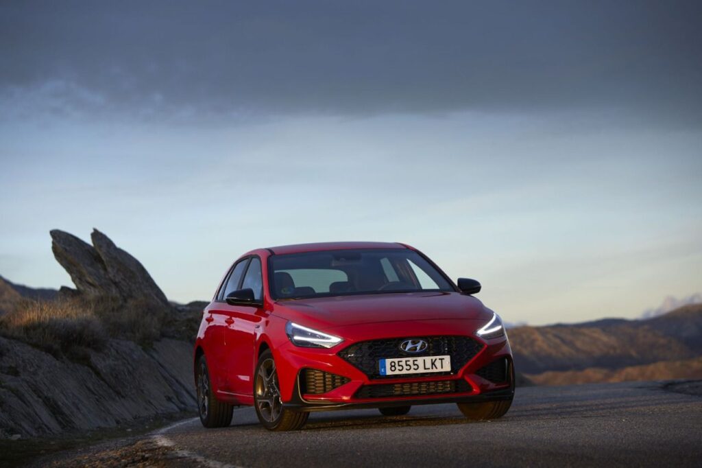 El Hyudai i30 se renueva con nuevos diseño e hibridaciones ligeras