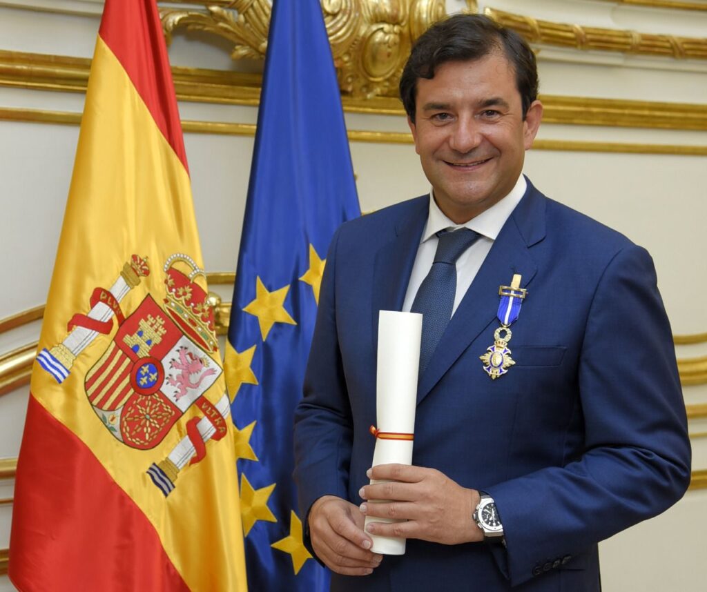 César Cernuda, presidente de NetApp, condecorado con la Cruz de Oficial de la Orden del Mérito Civil