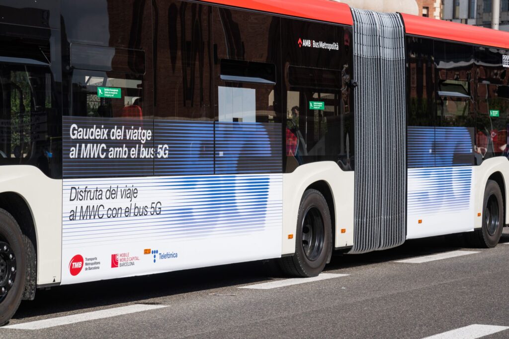 TMB y Telefónica incorporan 5G y edge computing al bus lanzadera del mwc