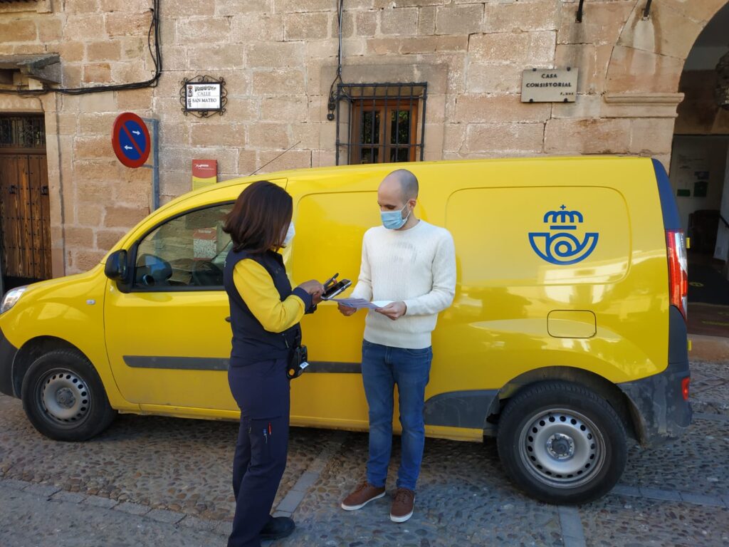 Los carteros rurales de Correos podrán ofrecer el pago mdeiante tarjeta bancaria, smartphones y relojes inteligentes