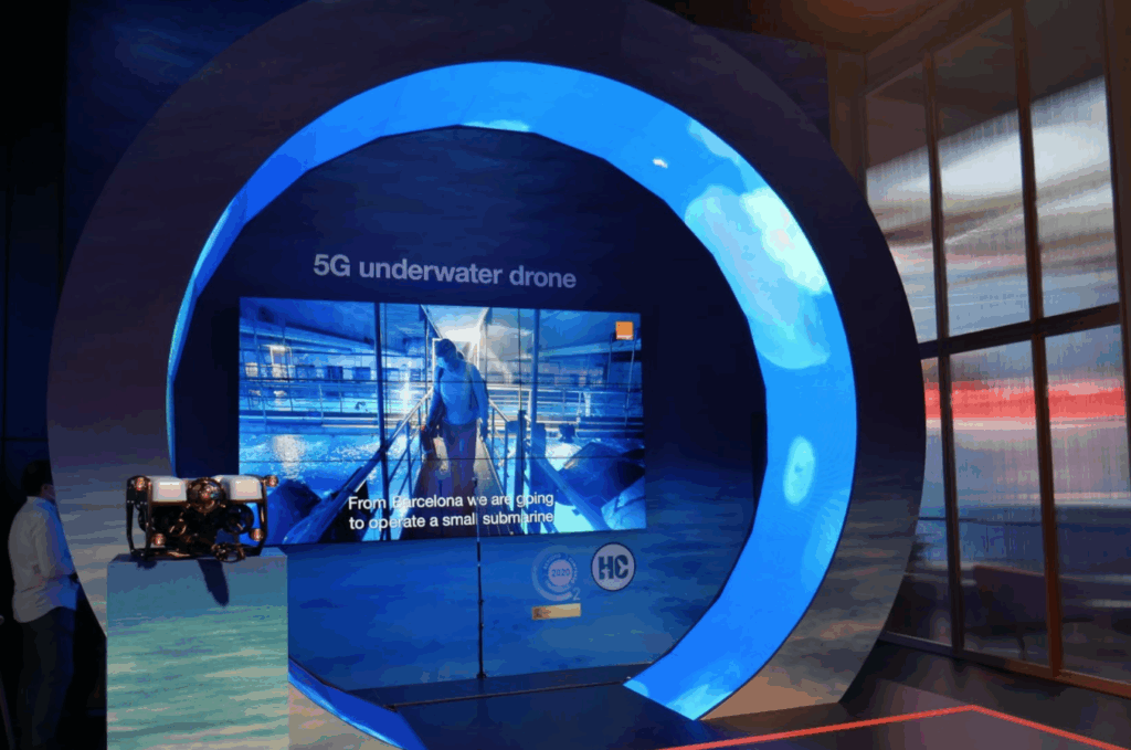 Las personas del stand de Orange en el MWC pueden controlar un vehículo sumergido en un acuario gracias a la tecnología 5G