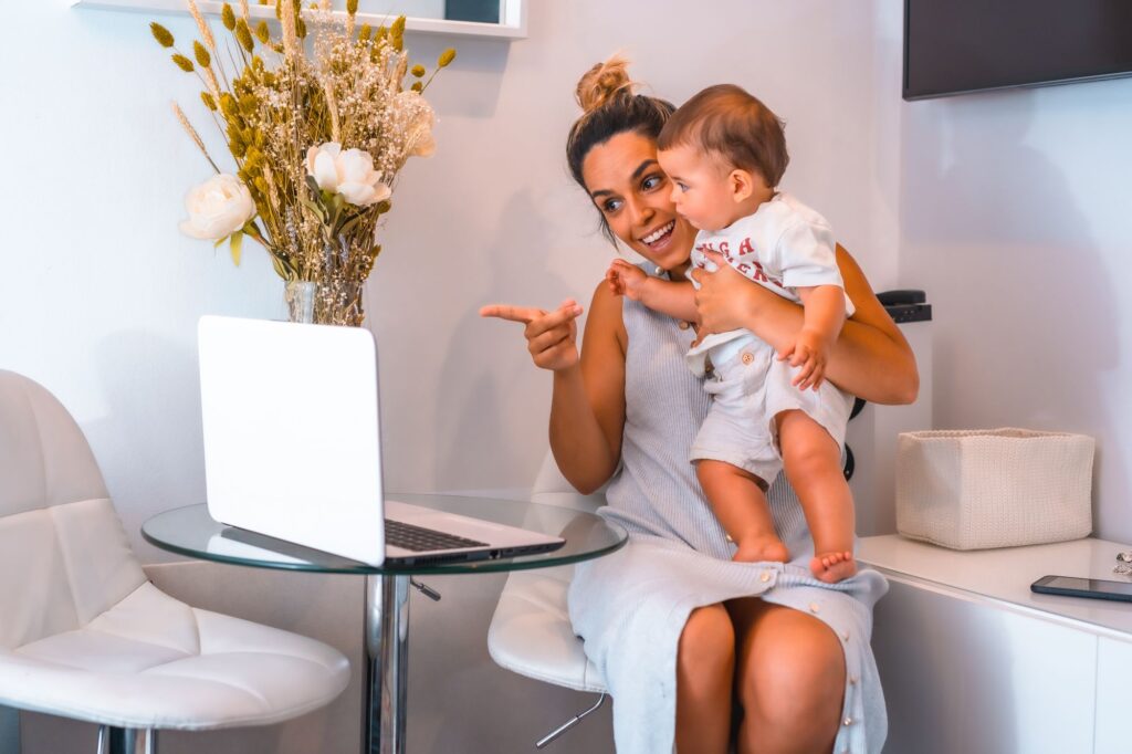 padres-usan-pantallas-excesivamente-para-distraer-ninos