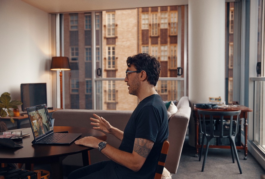 HP lanza nuevos dispositivos para mejorar la experiencia híbrida de las personas