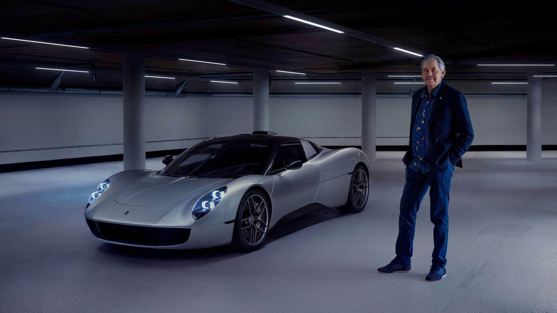 Gordon Murray junto a un automóvil deportivo en un entorno moderno