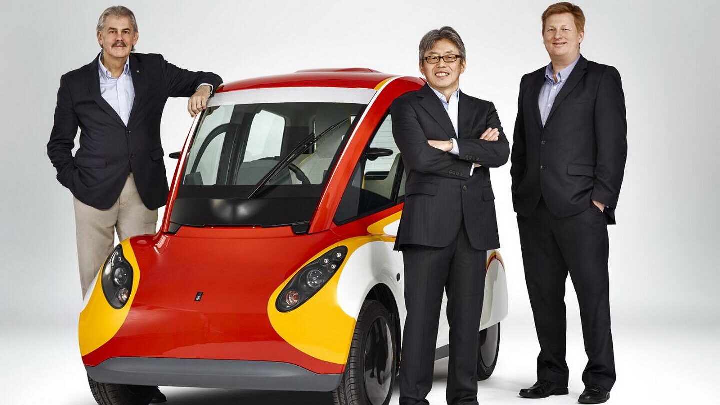 Gordon Murray junto a un vehículo innovador en un evento automovilístico
