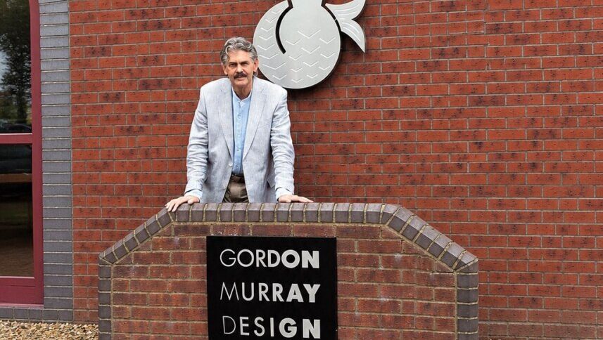 Gordon Murray posando frente a su estudio de diseño en Inglaterra