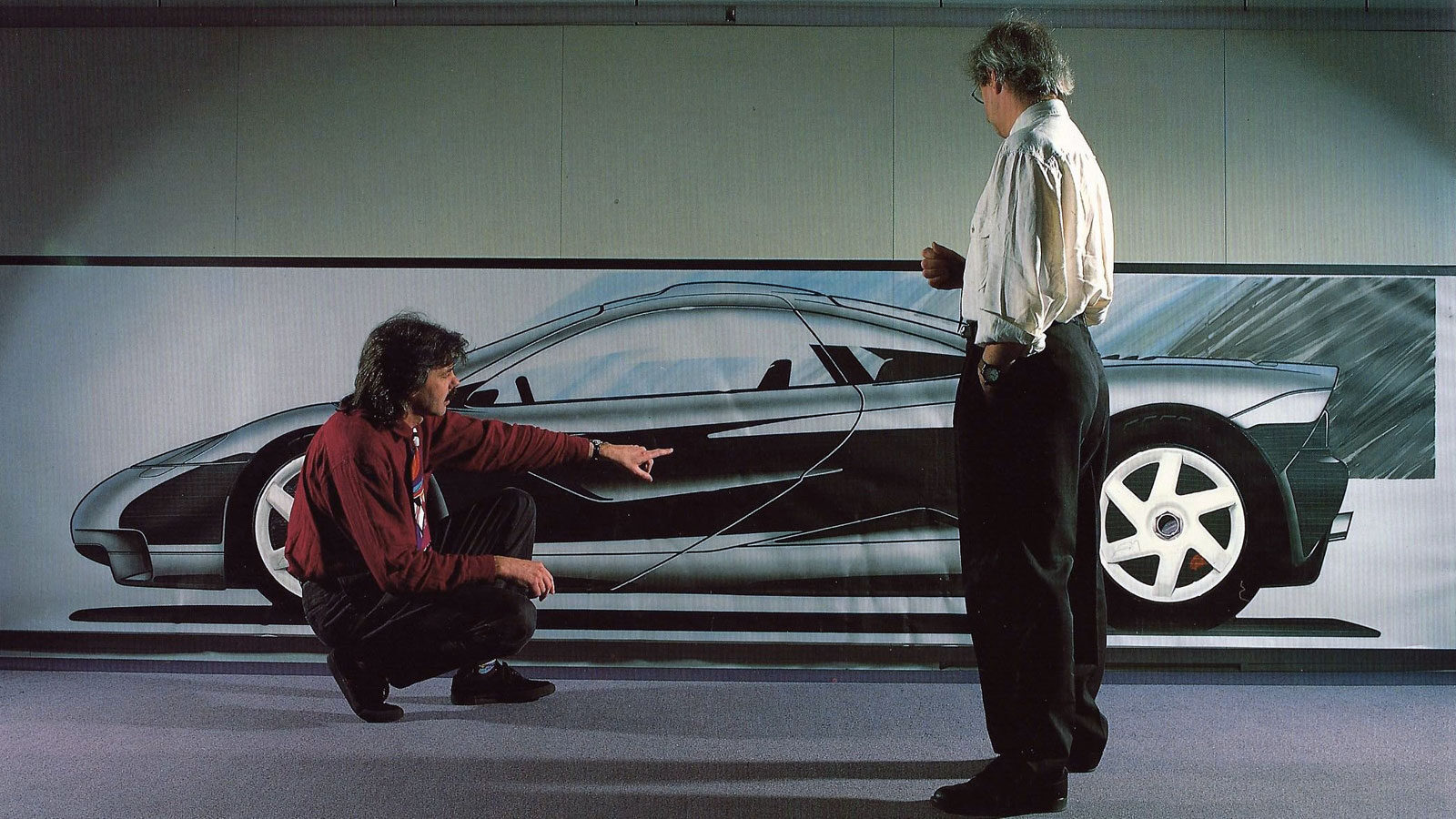 Gordon Murray discutiendo el diseño del McLaren F1 con un colega.