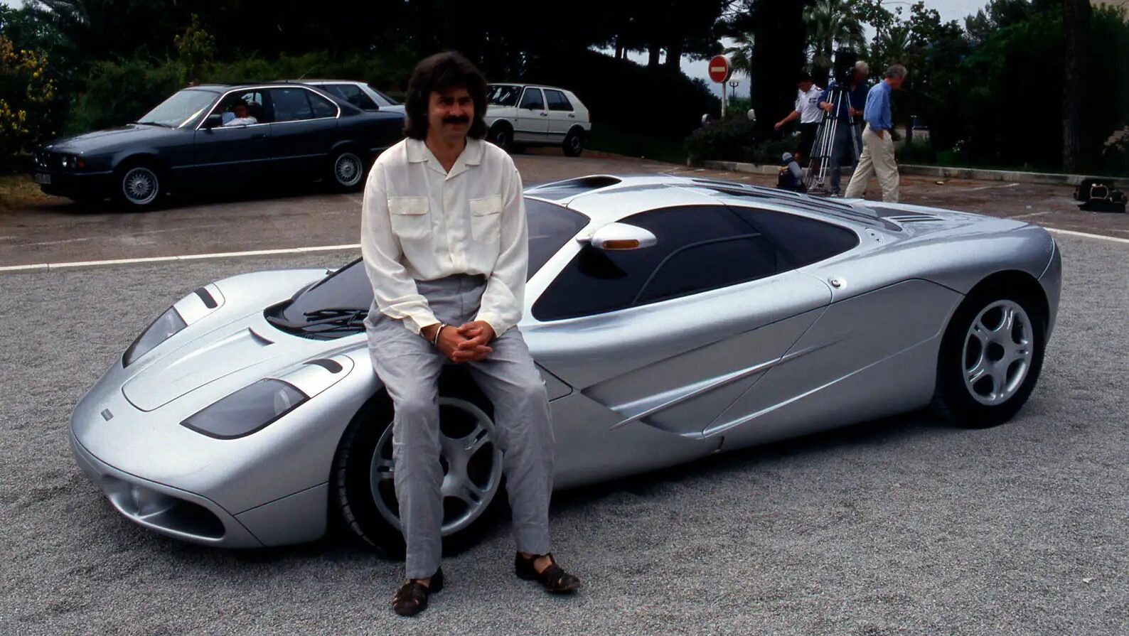 Gordon Murray posando frente a su estudio de diseño en Inglaterra.