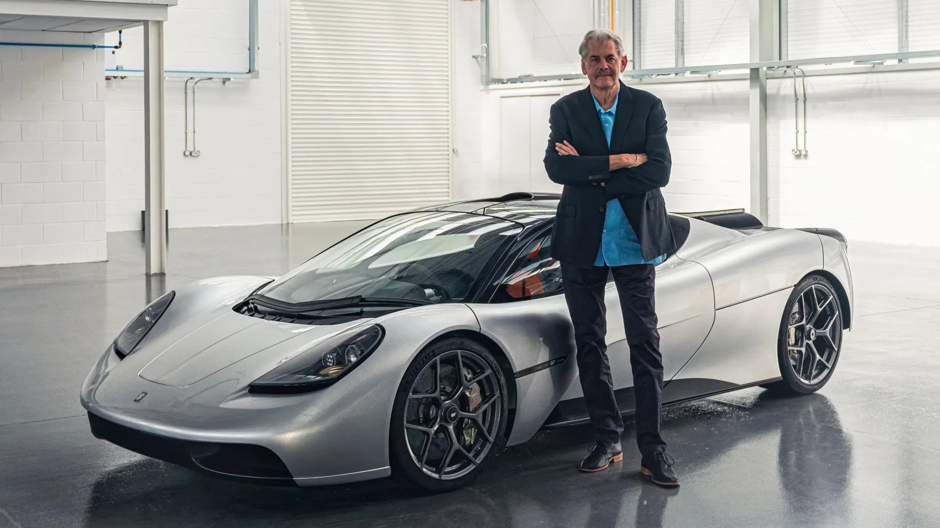 Gordon Murray junto al automóvil GMA T.50 en un taller