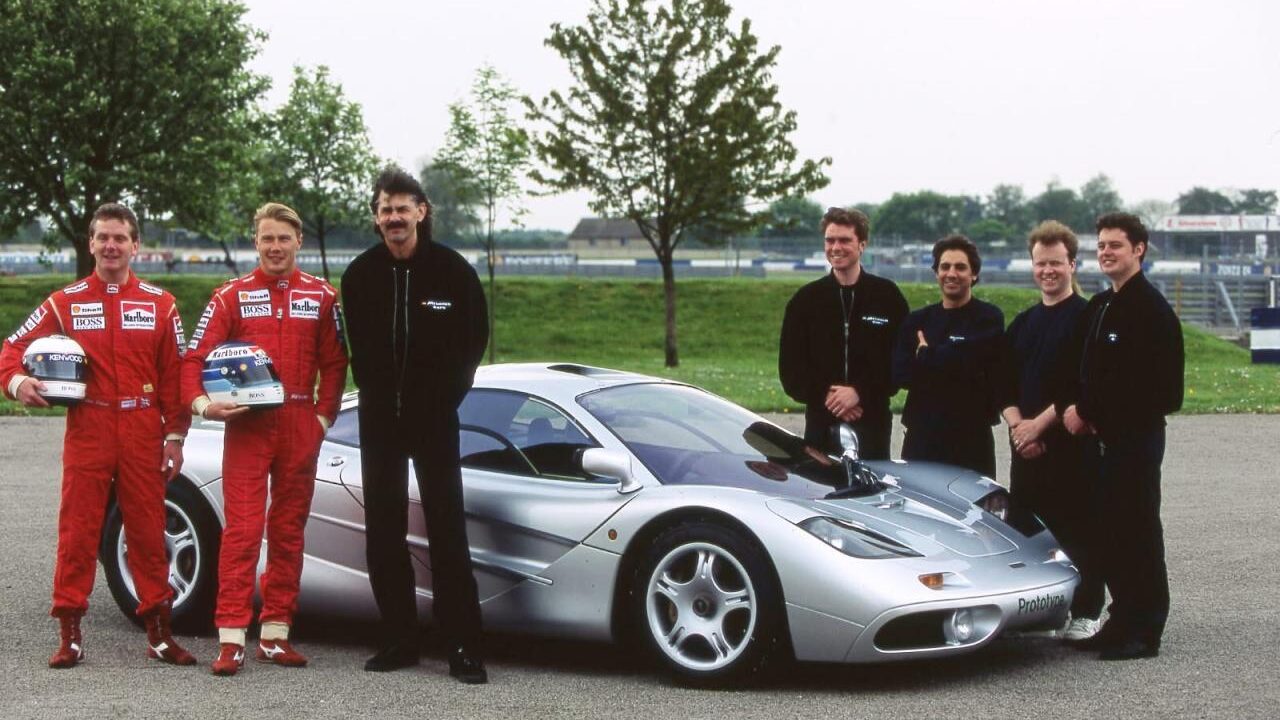 Gordon Murray y el equipo junto al McLaren F1 en un evento