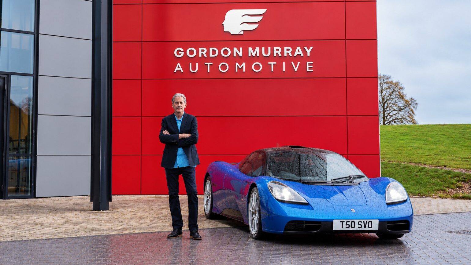 Gordon Murray junto al coche T50 SVO en su empresa