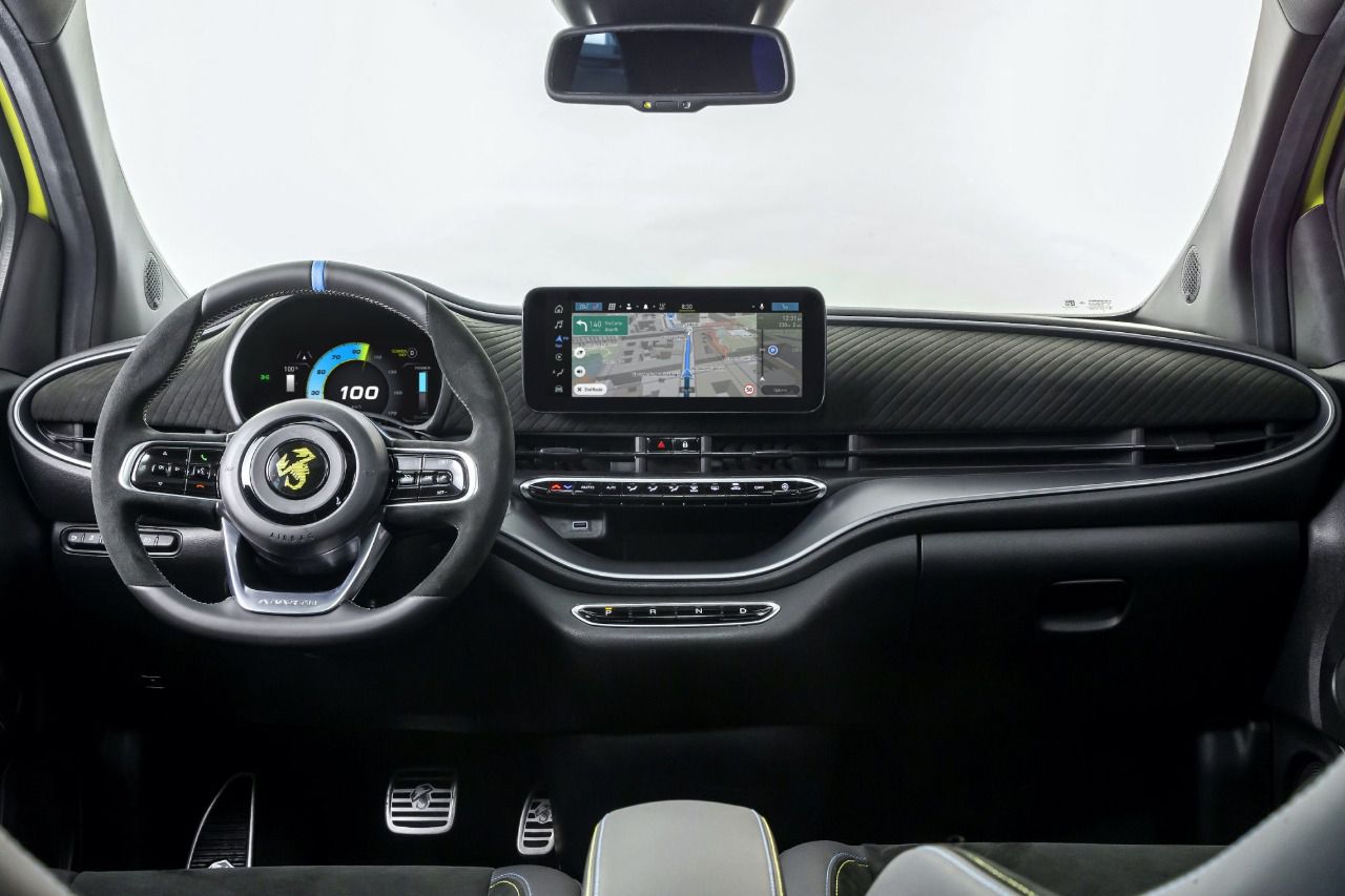 Interior Abarth 500e (Autor: Abarth)