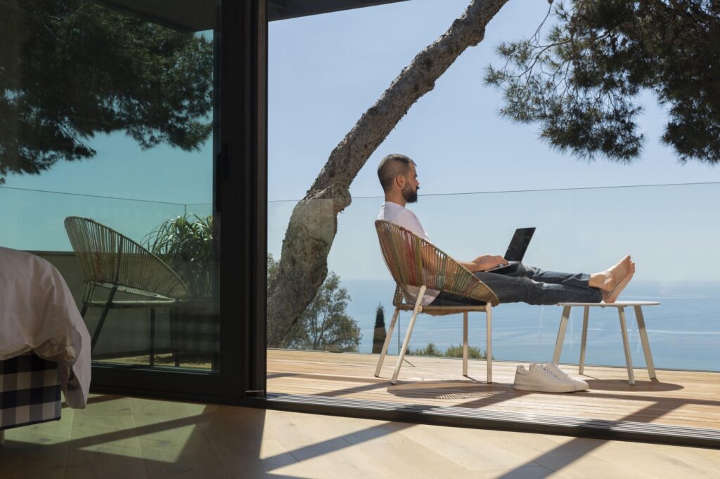 el-43-8-de-los-espanoles-teletrabajaran-en-verano