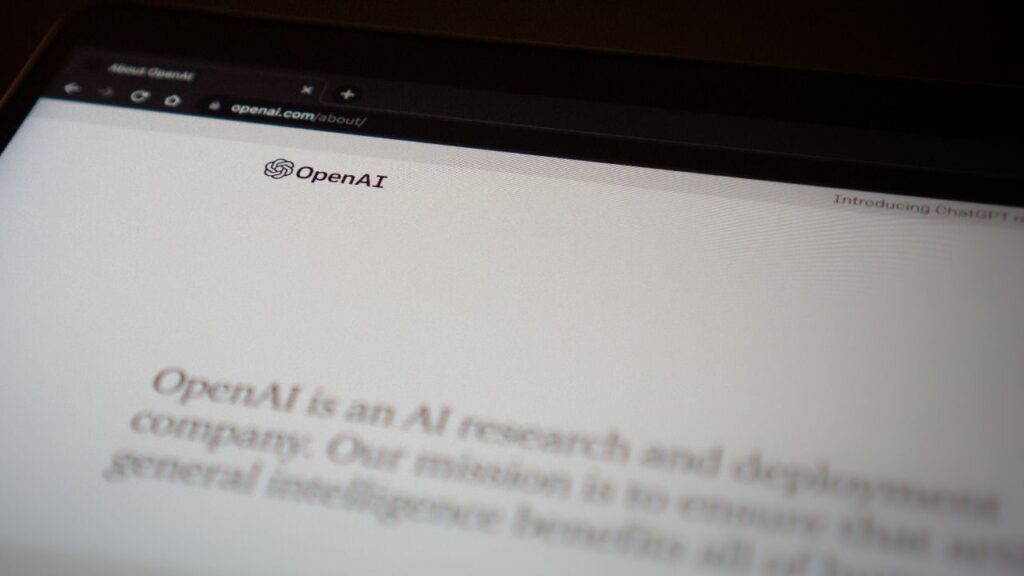 Malestar general en OpenAI que teme perder a su tercer CEO en una semana con la sombra del regreso de Altman