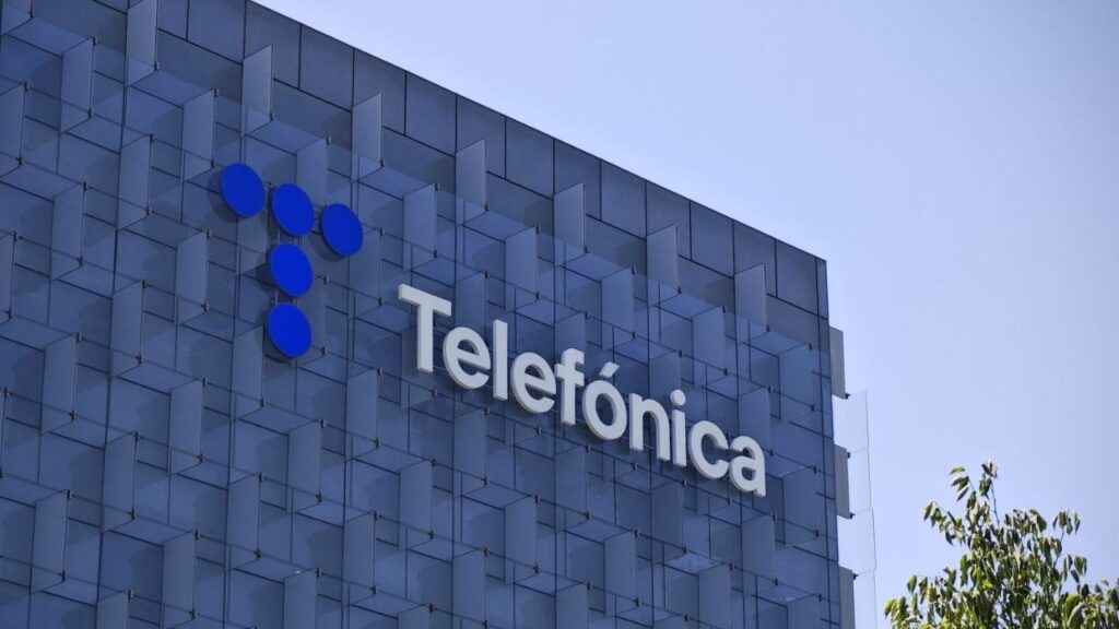 Telefónica y sindicatos firman el nuevo convenio colectivo y el despido de 3.411 empleados