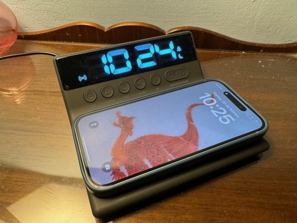 Prueba del cargador Muse MT-168 WI, un cargador inalámbrico casi retro