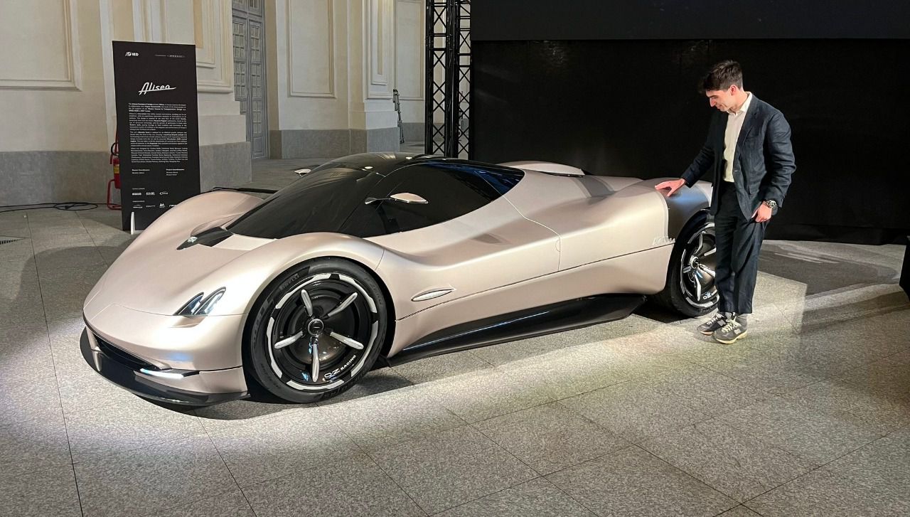 Txomin junto al Pagani Alisea durante su presentación