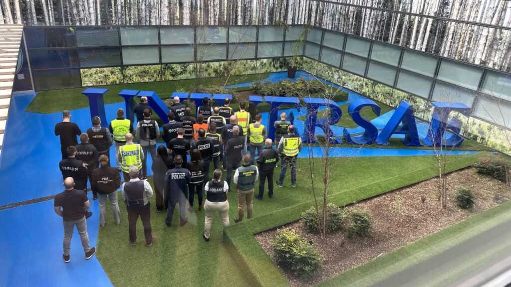 La Guardia Civil coordina una operación internacional desde Madrid contra el tráfico de armas digitales