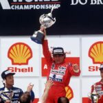 Ayrton Senna levantando el trofeo en su victoria de Brasil 1991