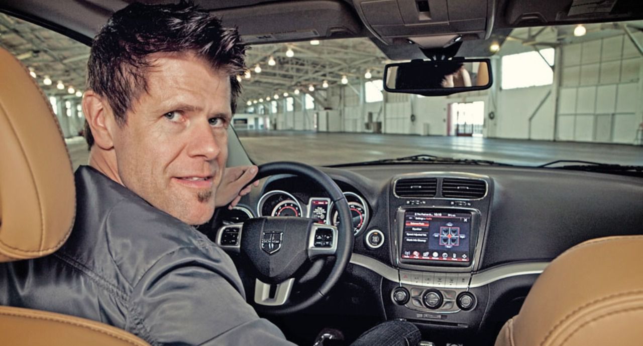 Diseño interior del modelo Dodge Journey con Klaus Busse en el puesto de conductor