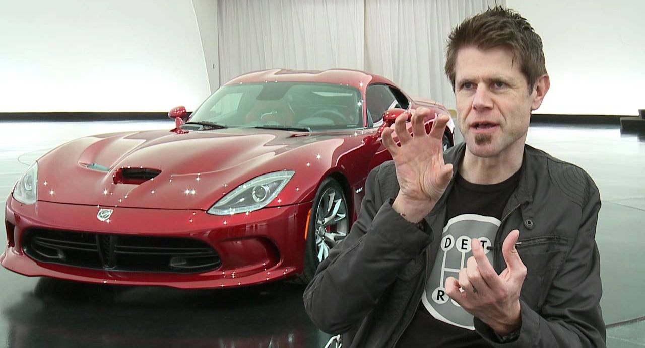 Busse junto al novedoso modelo SRT Viper con nuevos acabados y diseños 