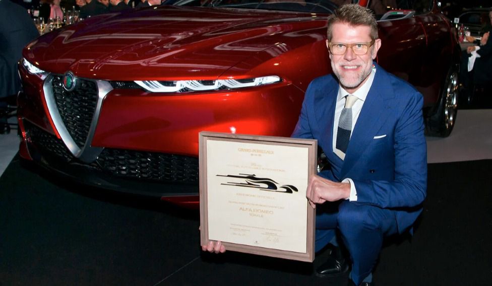 Klaus Busse junto al vehículo conceptual premiado Alfa Romeo Tonale en el Festival Automobile International de 2020