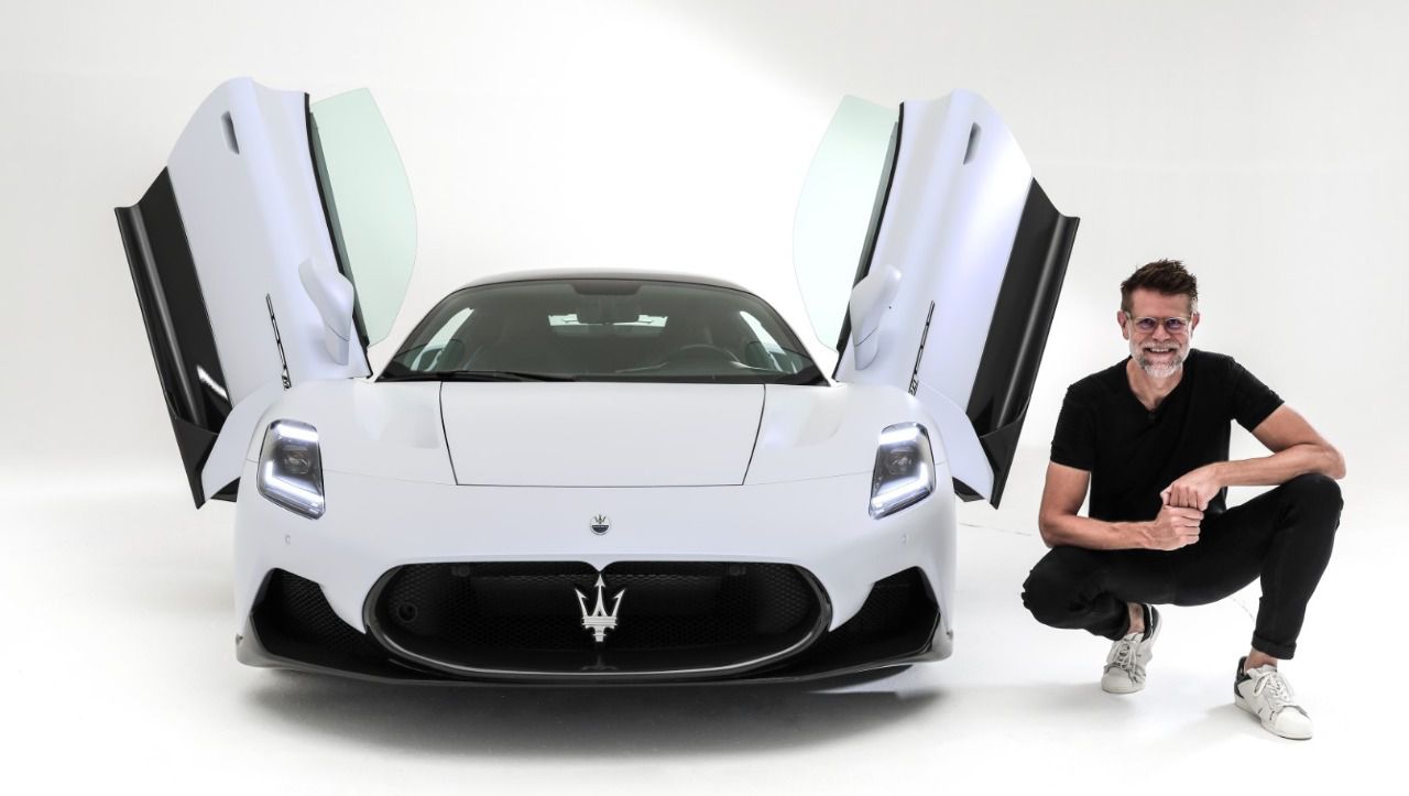 Klaus Busse junto al modelo superdeportivo de última generación Maserati MC20