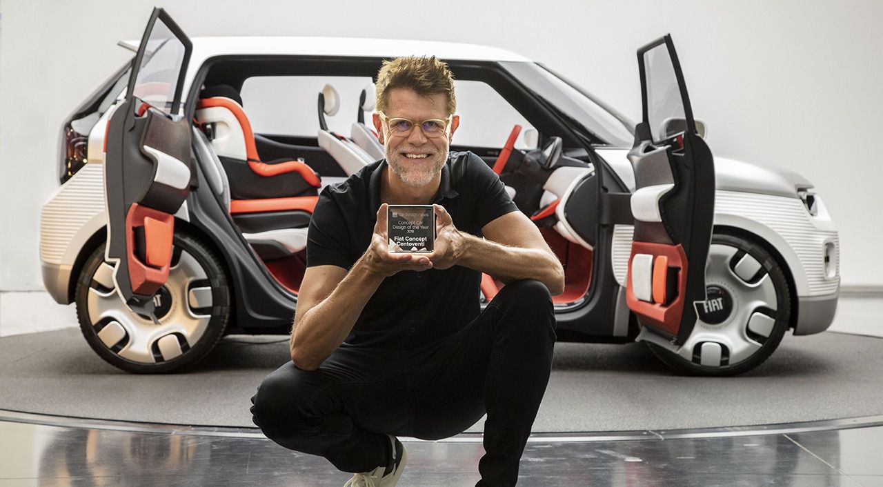 Busse junto al vehículo conceptual futurista premiado Fiat Centoventi Concept 