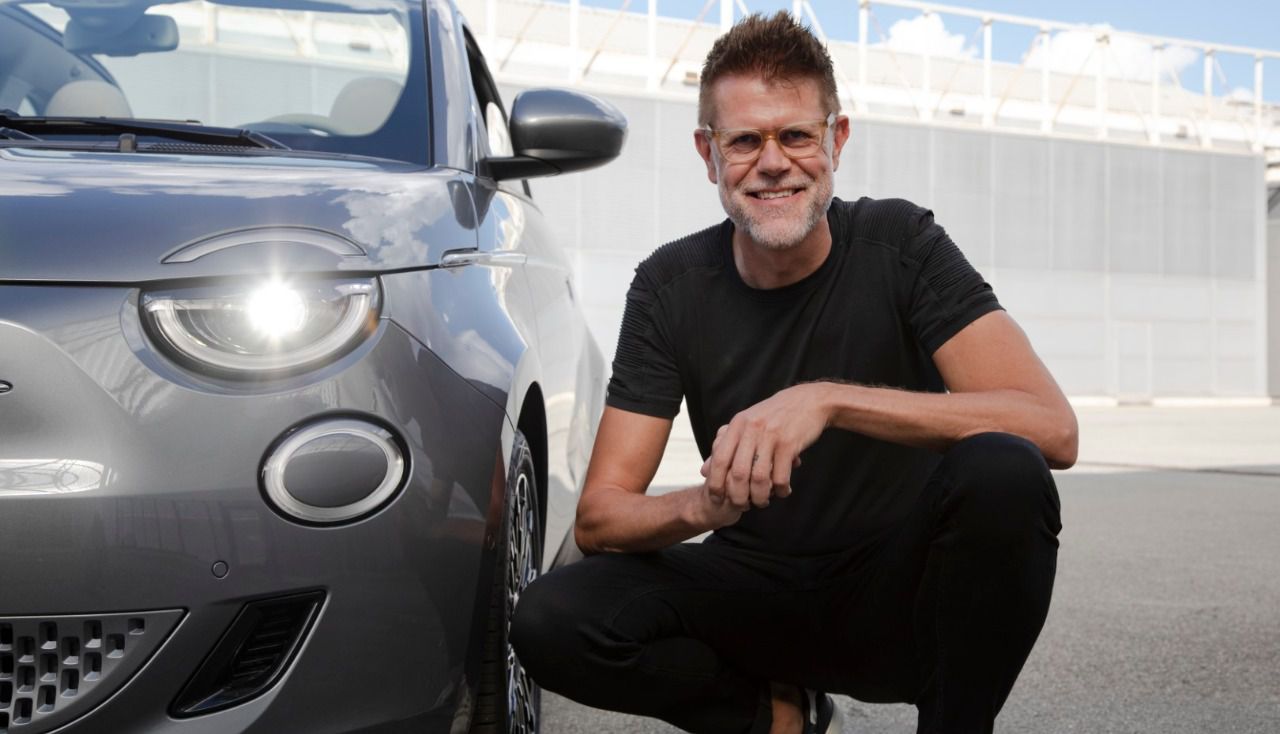 Busse junto a la nueva generación del modelo Fiat 500 electrificado