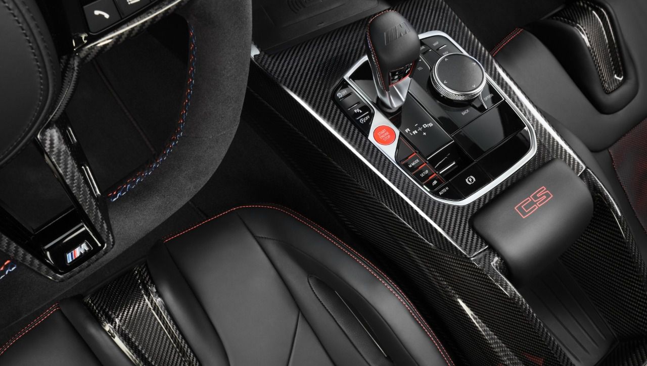 Equipamiento con fibra de carbono expuesta en sus elementos del interior