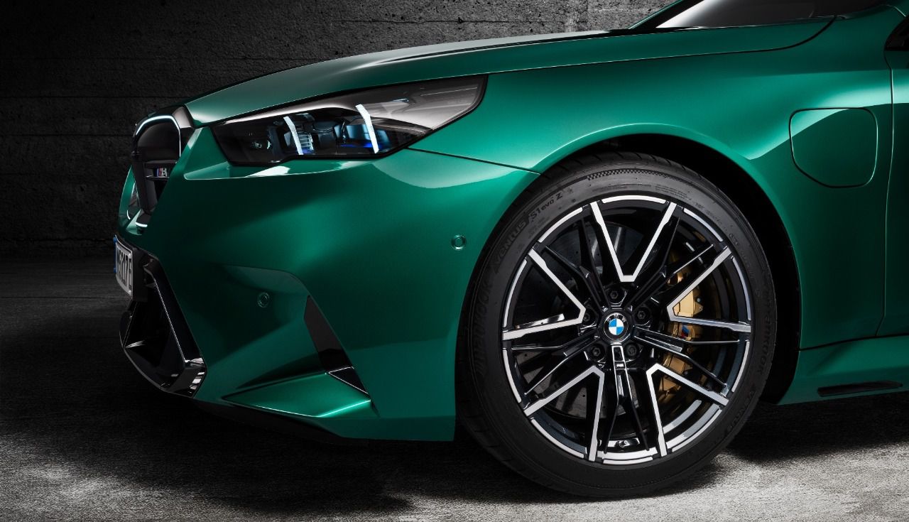 Llantas específicas de aleación ligera M de 20 pulgadas equipadas con neumáticos de rendimiento