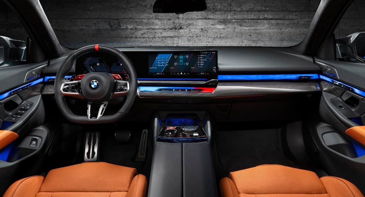 Interior con asistencia a la conducción y sistemas de infoentretenimiento de última generación