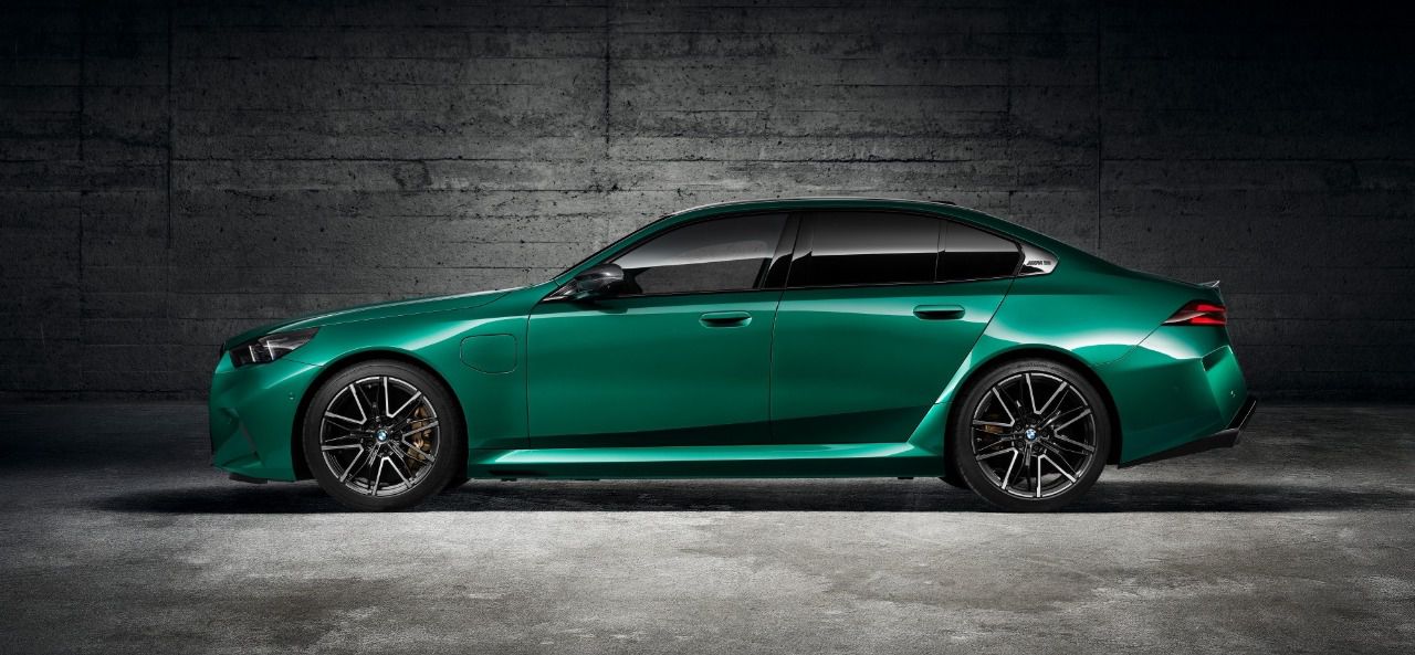 Vista lateral de la carroceria sedan con manetas enrasadas y llantas deportivas específicas