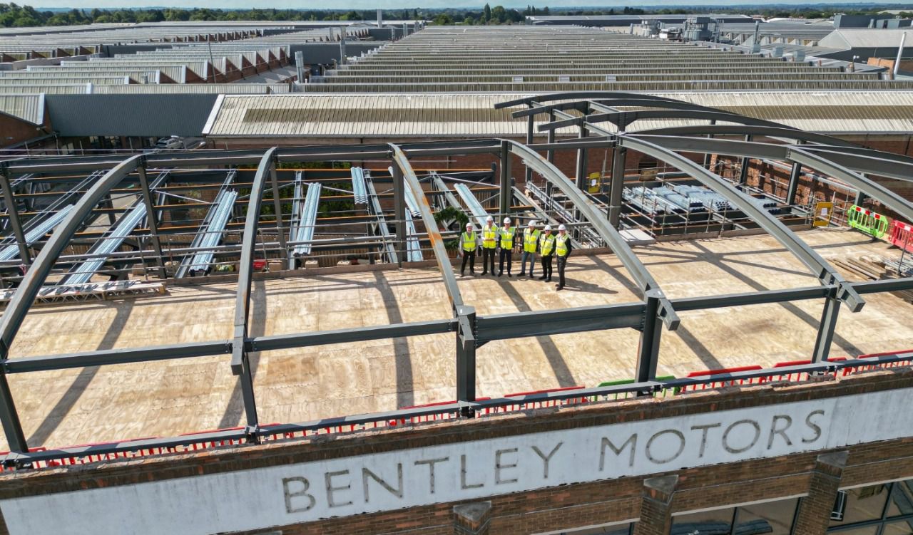 El equipo de Bentley en la inauguración de la estructura de la nueva ampliación del edificio de Bentley