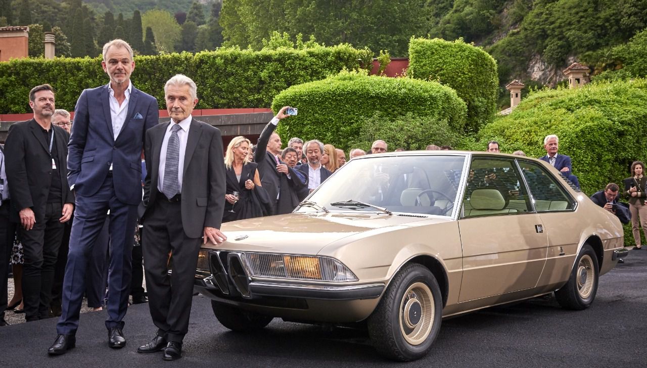 Adrian van Hooydonk junto al icónico diseñador Marcello Gandini presentando el vehículo conceptual BMW Garmisch Concept en el Concorso d'Eleganza Villa d'Este de 2019