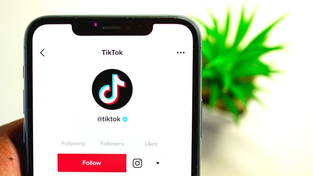 TikTok reduce su plantilla global y refuerza el uso de IA para la moderación de contenido