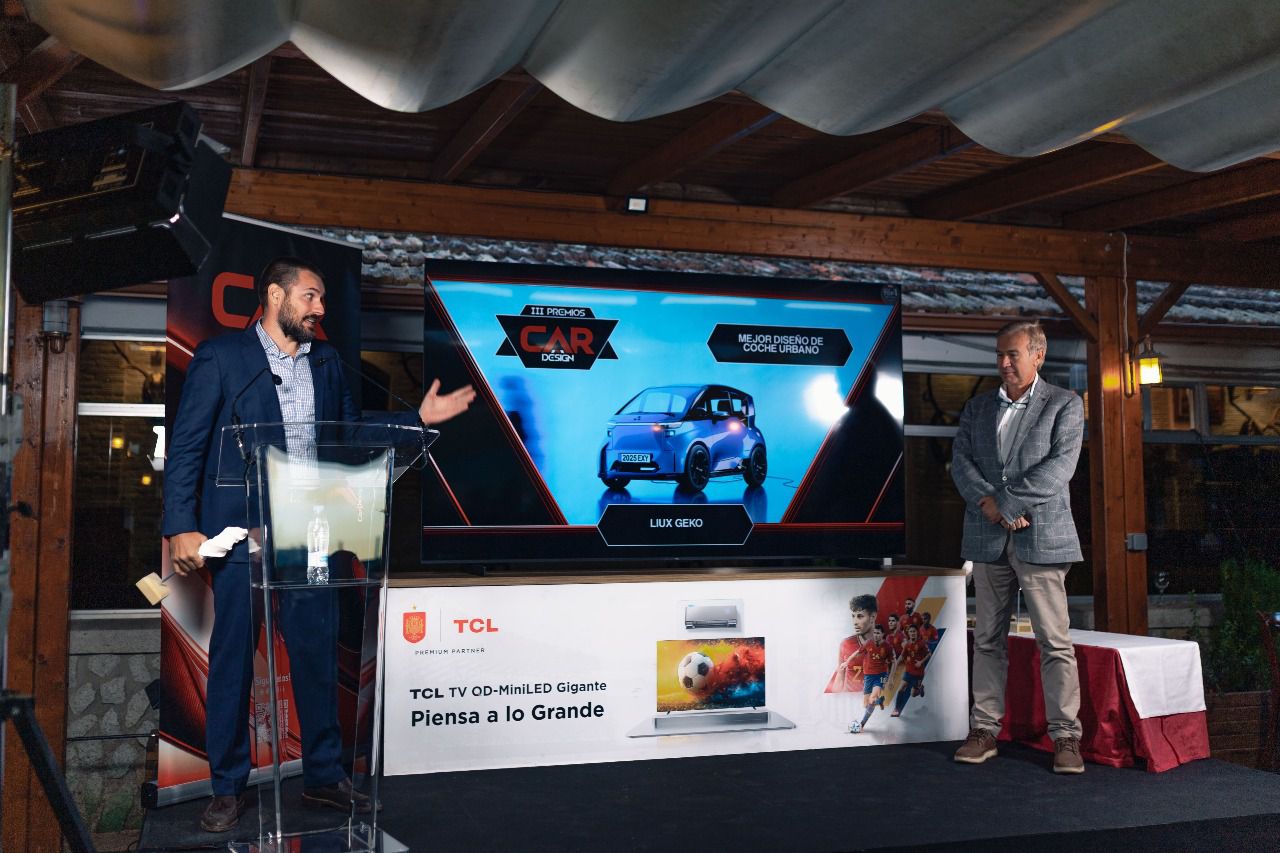 El galardón fue entregado por Julio Márquez, responsable jurídico de Yainfe Recycling, y recibido por David Sancho Domingo, Co-fundador y CEO de Producto de LIUX.