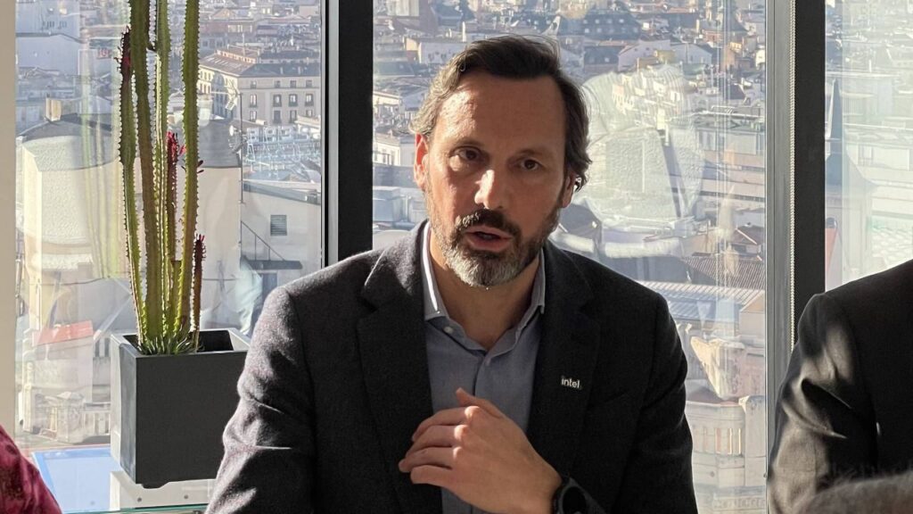 Intel busca "retomar" las conversaciones con el Gobierno mientras espera una reunión con Óscar López