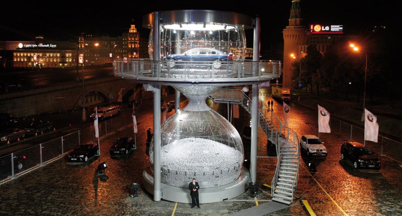 Presentación del modelo BMW Serie 7 de primera generación en Moscú