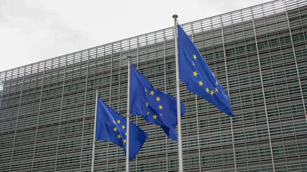Bruselas da marcha atrás y retira normativas para las patentes tecnológicas, la responsabilidad de la IA y la privacidad en línea