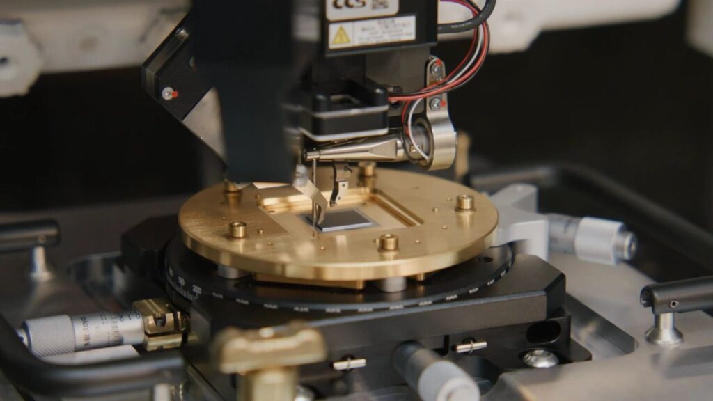 AWS lanza Ocelot, su nuevo chip cuántico que reduce la corrección de errores hasta en un 90%