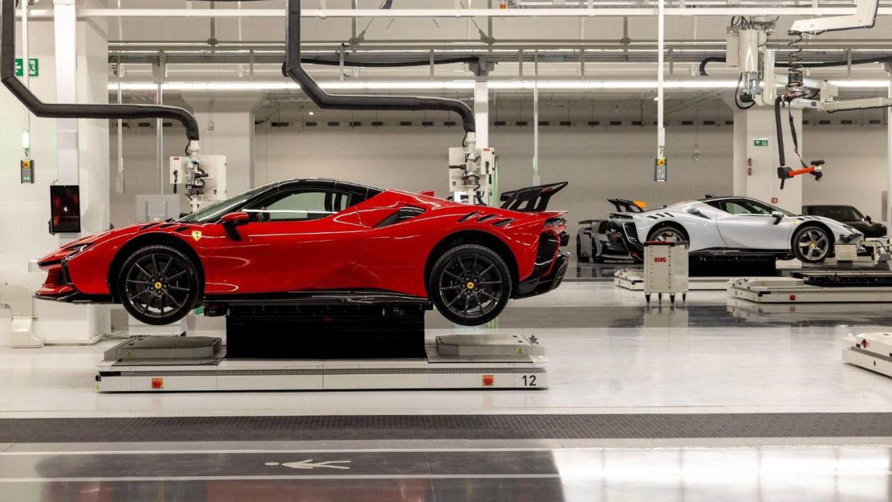 Modelos Ferrari SF90XX terminando de ser montados en la cadena de producción