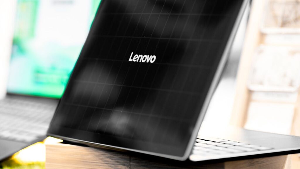 Lenovo sorprende con el primer portátil ultrafino con placas solares