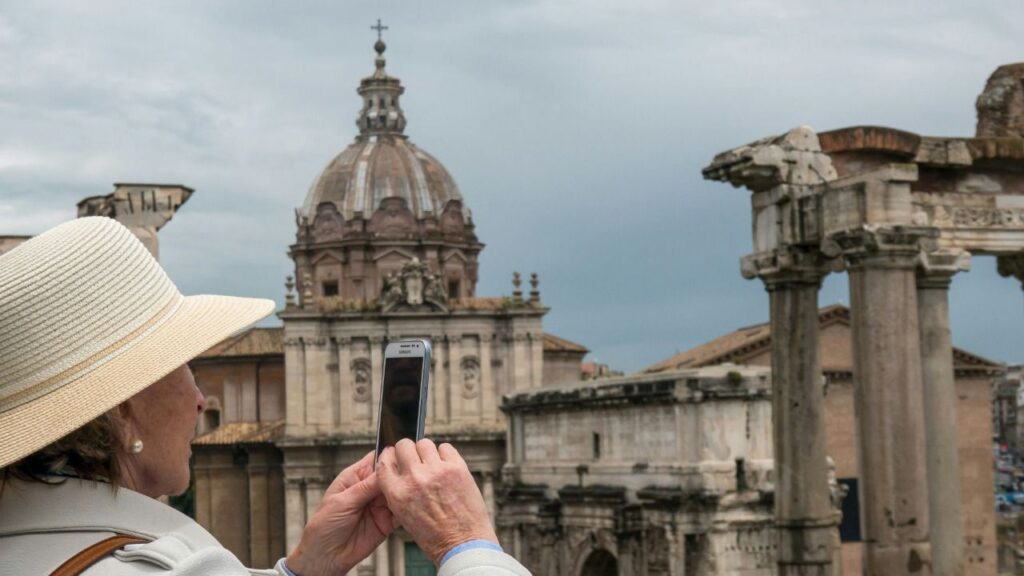 Las telecos perderán millones de euros en ingresos por roaming por las eSIM de viajes