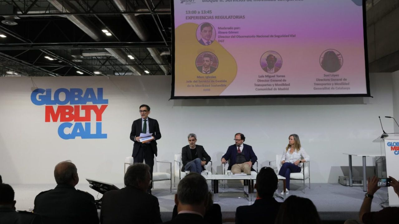 Diferentes miembros realizando la ponencia sobre la situación de la movilidad europea actual