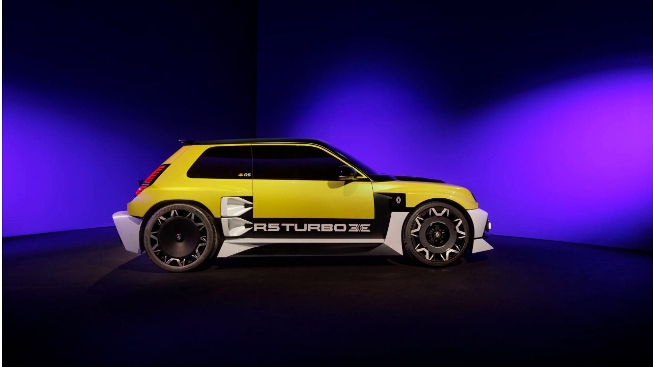 Lateral ensanchado con aletas y conductos naca aerodinámicos junto con llantas deportivas específicas