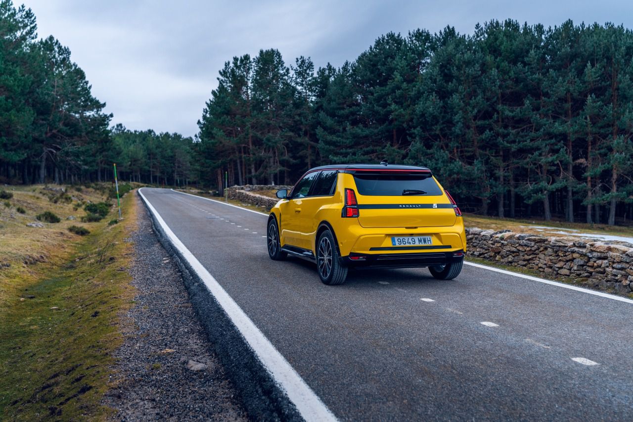Vista de los tres cuartos trasero, donde el piloto y la cadera del paso de rueda traseros toman el protagonismo (Autor: Raúl Crespo @kesteine)