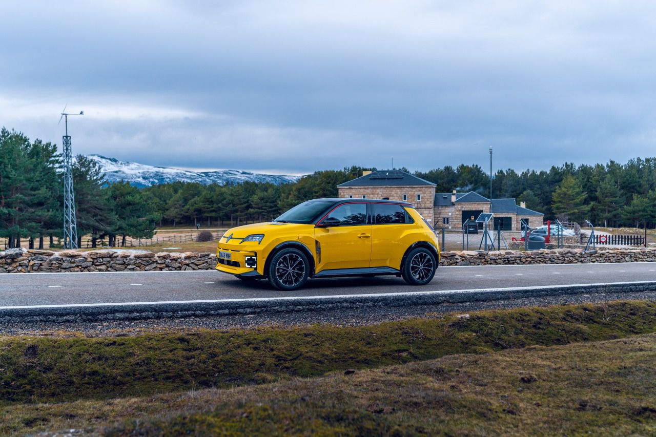 Vista lateral. Se aprecian los juegos de luces del diseño para minimizar la chapa vista. (Autor: Raúl Crespo @kesteine)